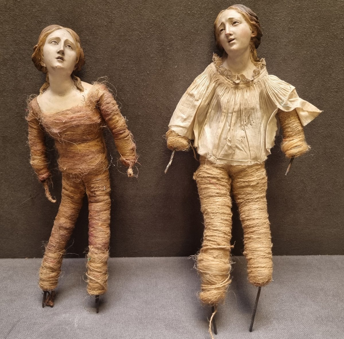DUE STATUINE PRESEPE NAPOLETANO -TESTE IN TERACCOTA con OCCHI DI VETRO - Primi '800