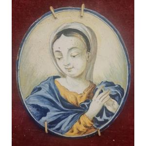 MATTONELLA OVALE IN CERAMICA DIPINTA RAFFIGURANTE MADONNA - ITALIA, CASTELLI