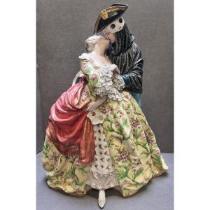 SCULTURA IN PORCELLANA DIPINTA - COPPIA VENEZIANA / IL BACIO -  LUIGI FABRIS - ITALIA