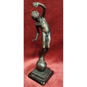 SCULTURA BRONZO su base marmo BAMBINO IN EQUILIBRIO di JOHANNES GOTZ (1865-1934)