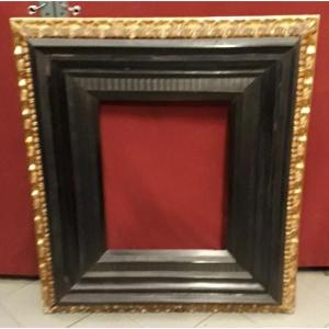 CORNICE FIAMMINGA PLACCATA D'EBANO e legno intagliato e dorato coevo XVII secolo