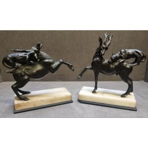 COPPIA SCULTURE IN BRONZO CON BASI IN MARMO - CANI CHE LOTTANO CON CERVI