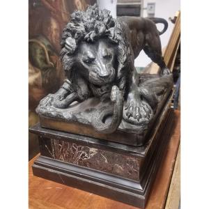 SCULTURA IN BRONZO SU BASE IN MARMO - LEONE CHE COMBATTE CON SERPENTE - seconda metà dell'800