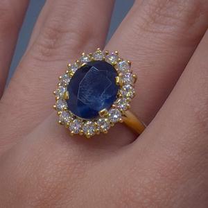 Vintage 18 K Yellow Gold Ring, Set In Its Center With A 4.55 Carat Sapphire