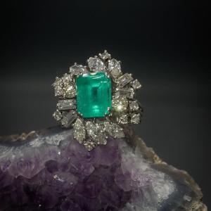 18 K Gold Ring Set With An Emerald And Diamonds