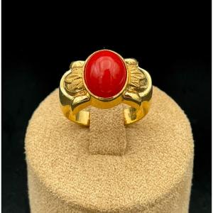 Vintage Ring In 18k Gold, Set With A Coral