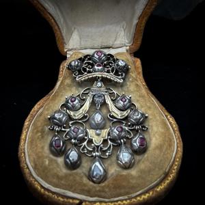 Gold And Silver Neck Ribbon Ornament Set With Pink “pampi” Cut Diamonds