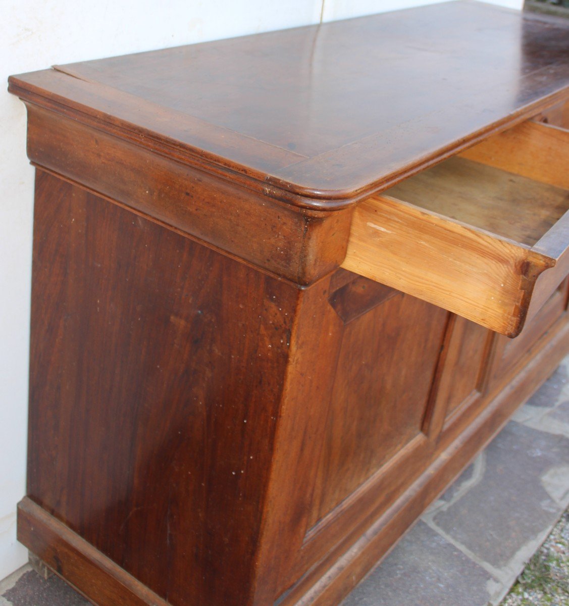 CREDENZA CAPPUCCINA A DUE PORTE E TRE CASSETTI IN NOCE MASSELLO, VERSO 1870-1880-photo-3