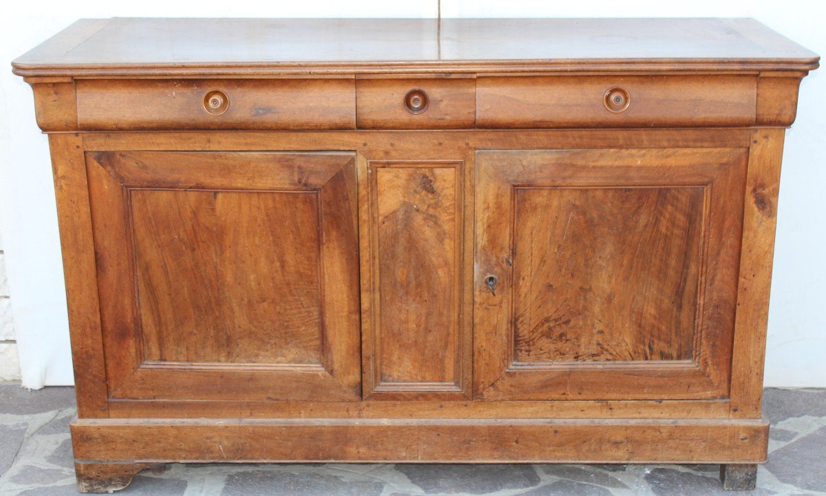 CREDENZA CAPPUCCINA A DUE PORTE E TRE CASSETTI IN NOCE MASSELLO, VERSO 1870-1880