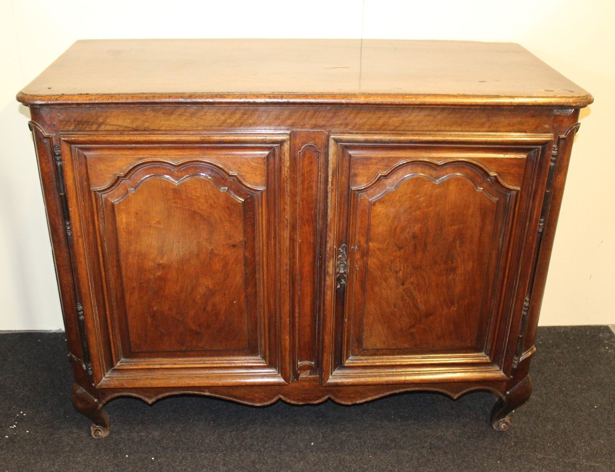 CREDENZA DI EPOCA LUIGI XV A DUE PORTE IN NOCE. METà XVIII SECOLO.