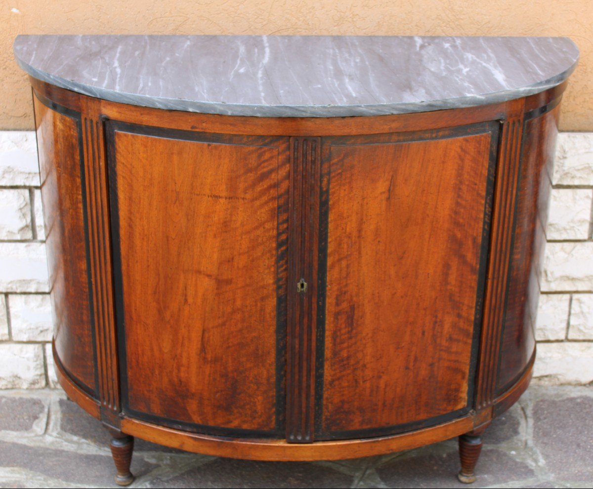 CREDENZA A MEZZALUNA DI EPOCA LUIGI XVI IN NOCE, FINE XVIII SECOLO.