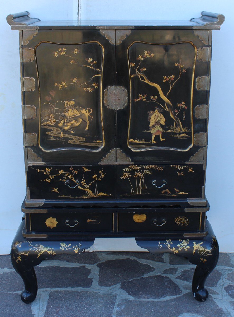 Grande Cabinet Giapponese detto "Kodansu", epoca Meiji, fine del XIX secolo.