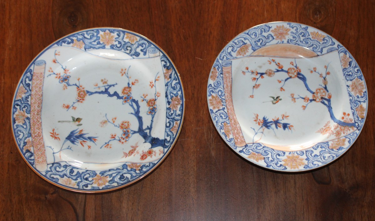 DUE PIATTI IN PORCELLA CINESE IN STILE KAKIEMON, DI EPOCA YONGZHENG, CINA XVIII SECOLO.