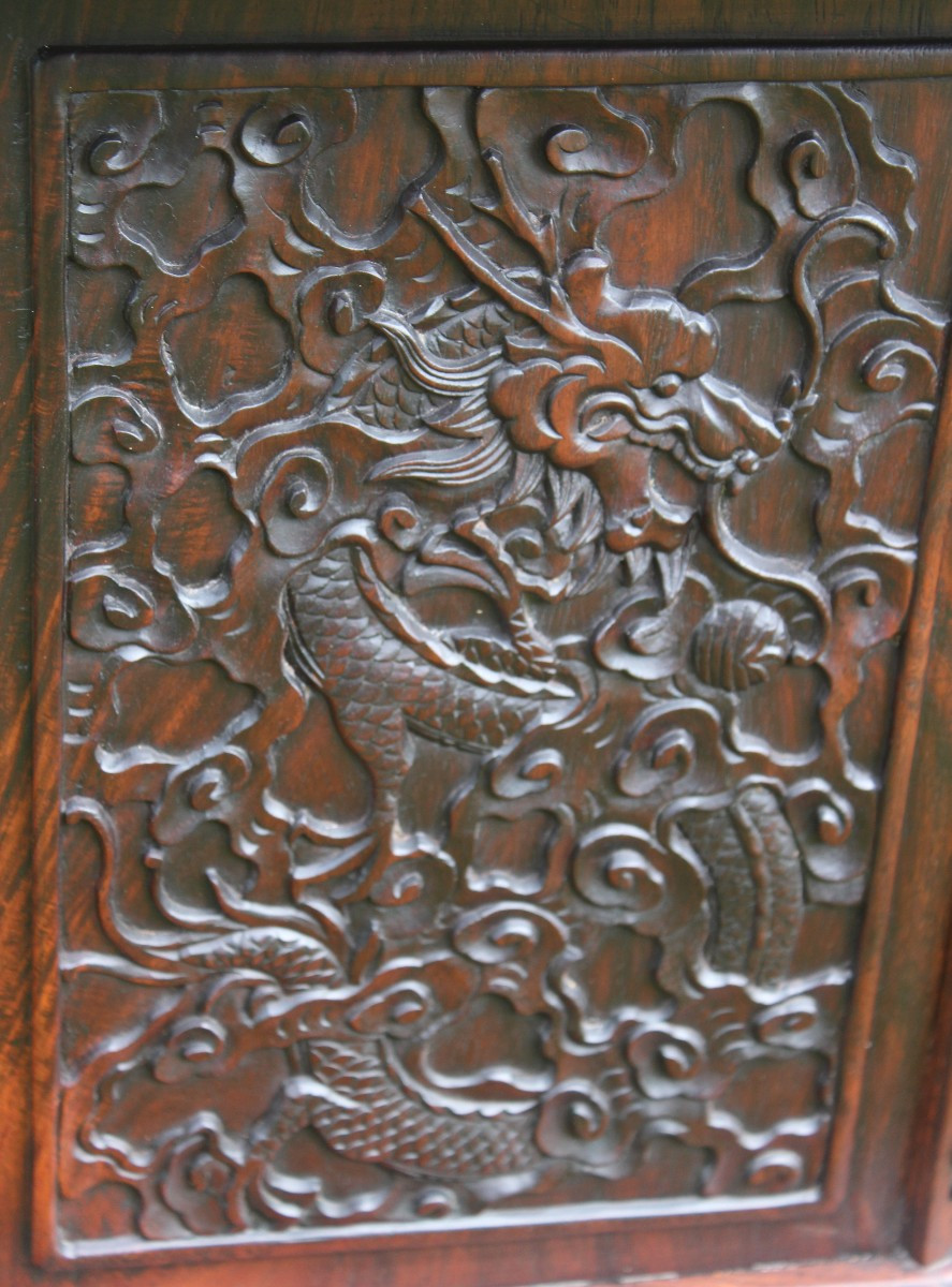 VETRINA CINESE IN LEGNO DURO INTAGLIATO  CON  DRAGONI, XIX SECOLO.-photo-3