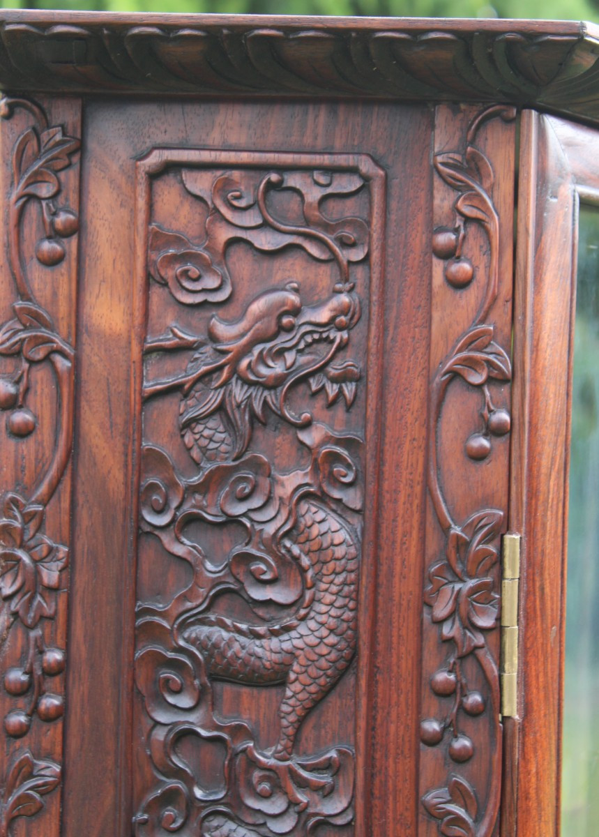 VETRINA CINESE IN LEGNO DURO INTAGLIATO  CON  DRAGONI, XIX SECOLO.-photo-6