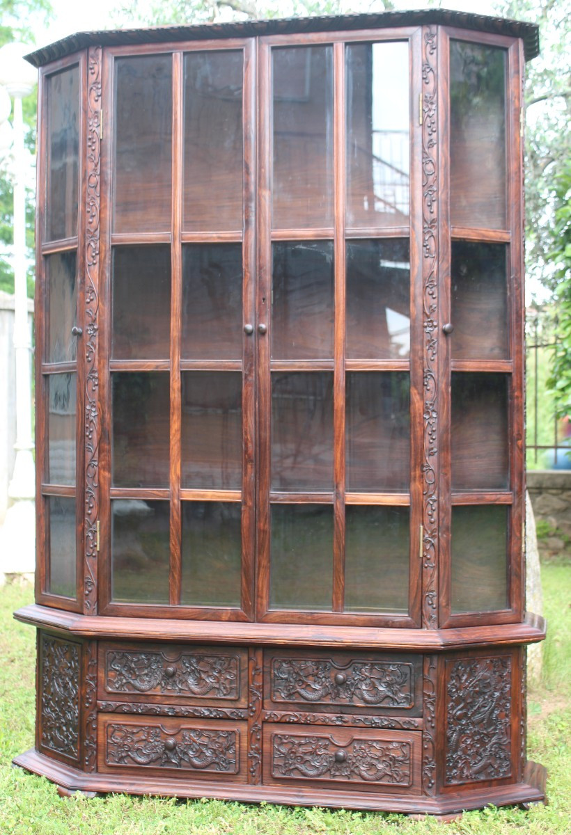 VETRINA CINESE IN LEGNO DURO INTAGLIATO  CON  DRAGONI, XIX SECOLO.
