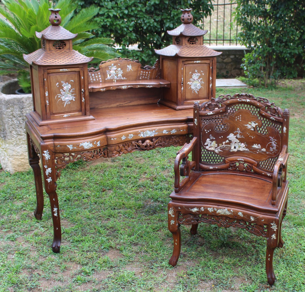 SCRIVANIA CON LA SUA POLTRONA INTARSIATI IN MADREPERLA, VIETNAM XIX SECOLO.
