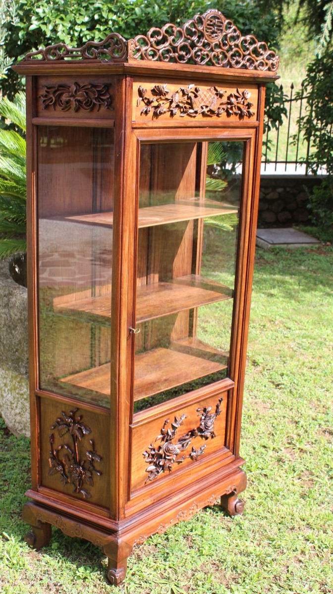 Vetrina orientale in legno intagliato, fine XIX secolo.