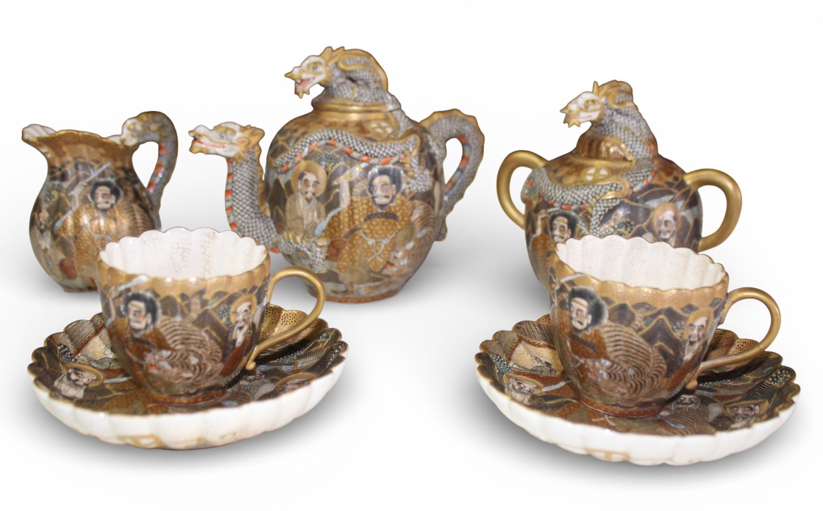SERVIZIO DA CAFFè IN CERAMICA SATSUMA, PERIODO MEIJI, FINE DEL XIX SECOLO.