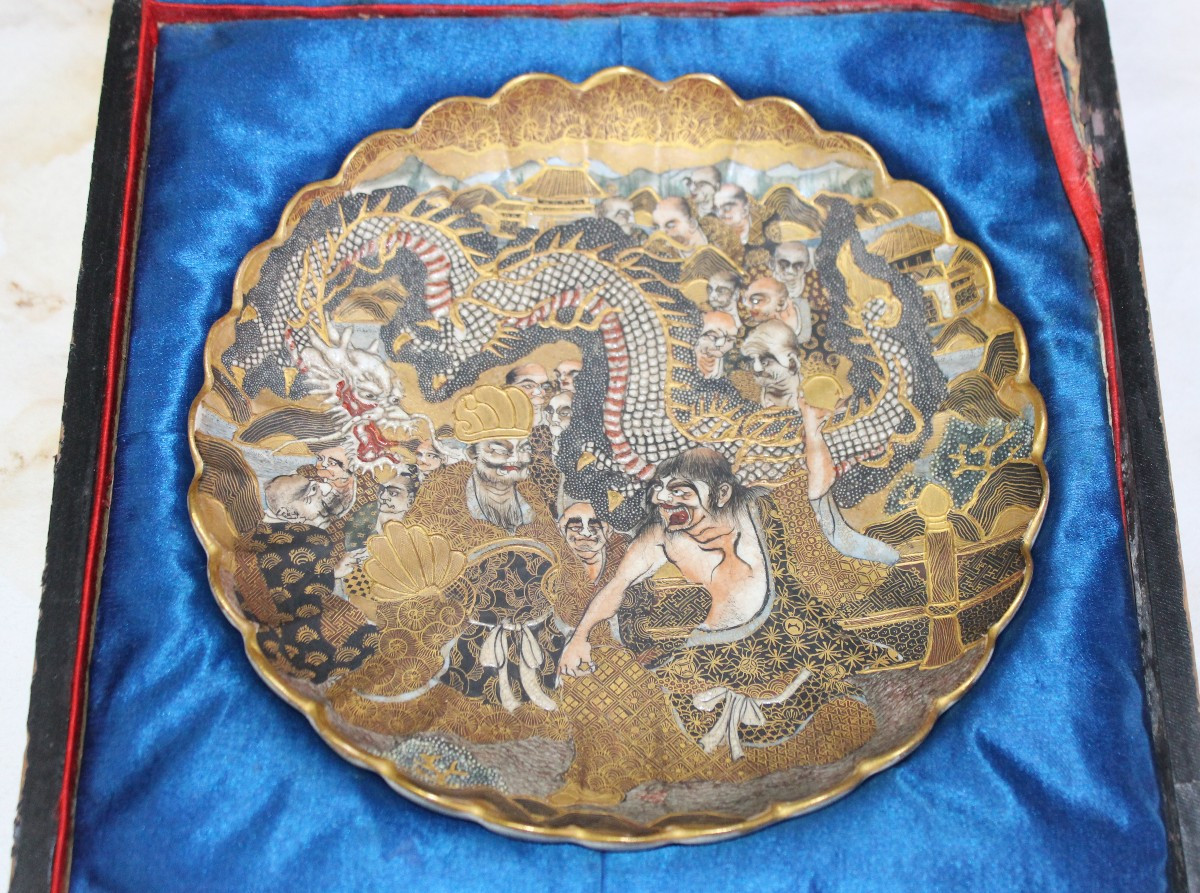 PICCOLO PIATTO POLILOBATO IN CERAMICA SATSUMA, PERIODO MEIJI, FINE DEL XIX SECOLO.