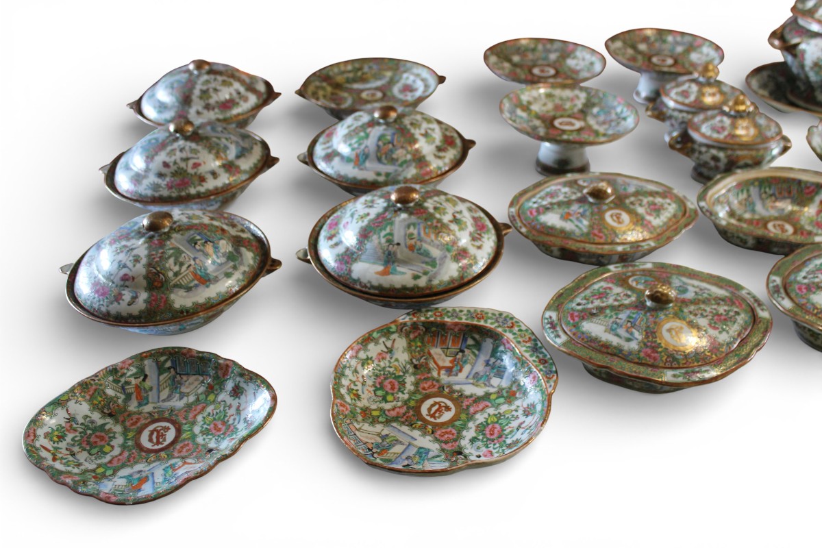 GRANDE SERVIZIO DA PRANZO IN PORCELLANA CINESE CANTON, XIX SECOLO, DI 112 PEZZI.-photo-2