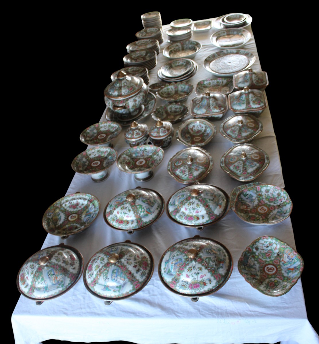 GRANDE SERVIZIO DA PRANZO IN PORCELLANA CINESE CANTON, XIX SECOLO, DI 112 PEZZI.-photo-4