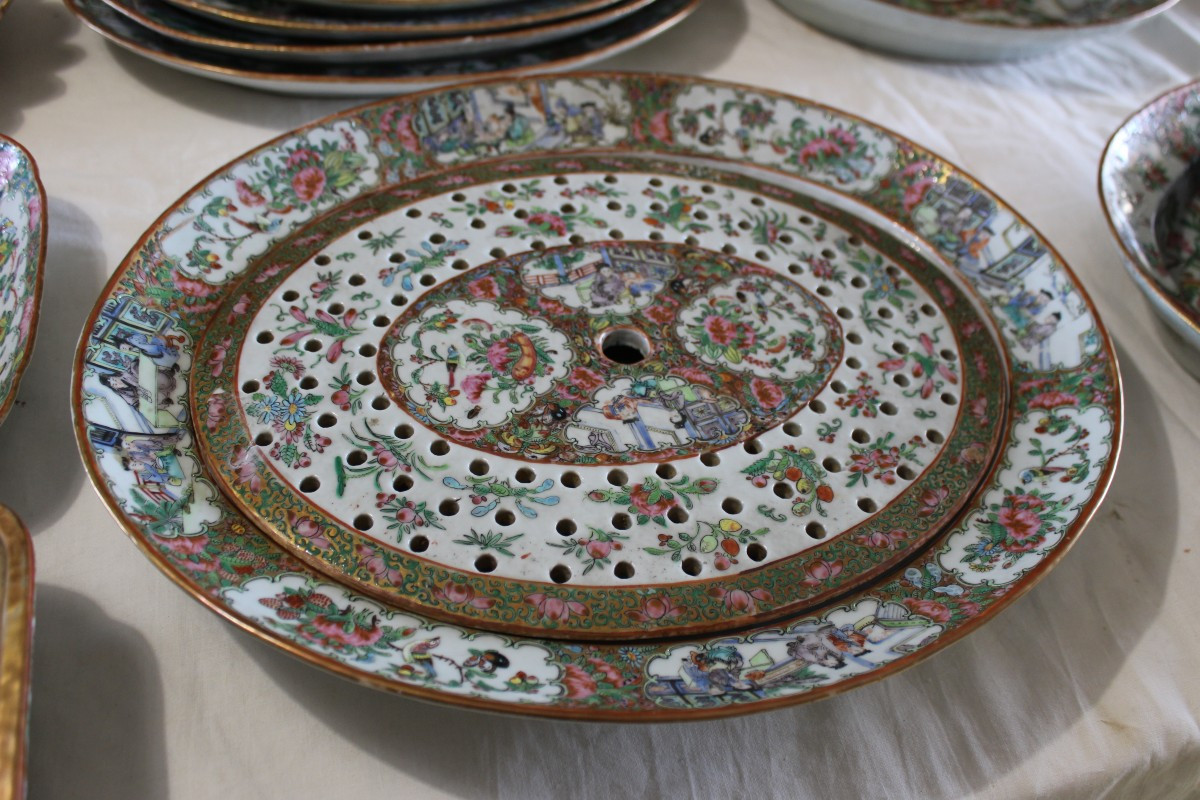 GRANDE SERVIZIO DA PRANZO IN PORCELLANA CINESE CANTON, XIX SECOLO, DI 112 PEZZI.-photo-1