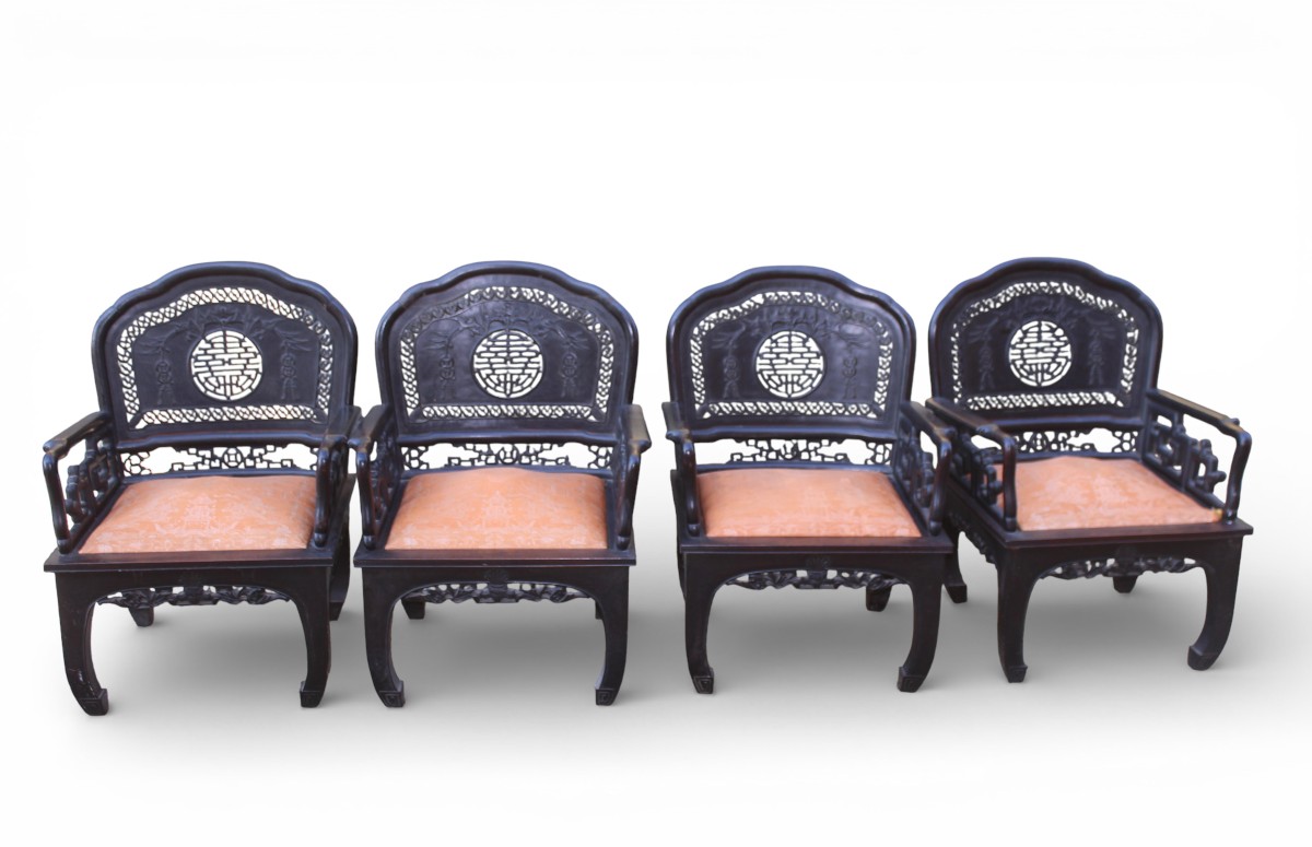 4 sedie orientali in legno esotico intagliato, 1900 circa.