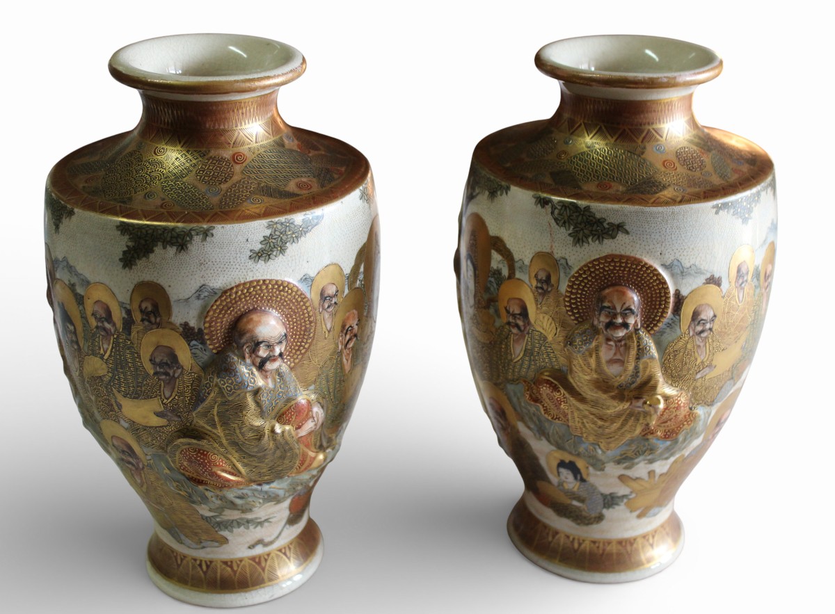 COPPIA DI VASI SATSUMA, FIRMATI HODODA, MEIJI PERIODO, FINE DEL XIX SECOLO.