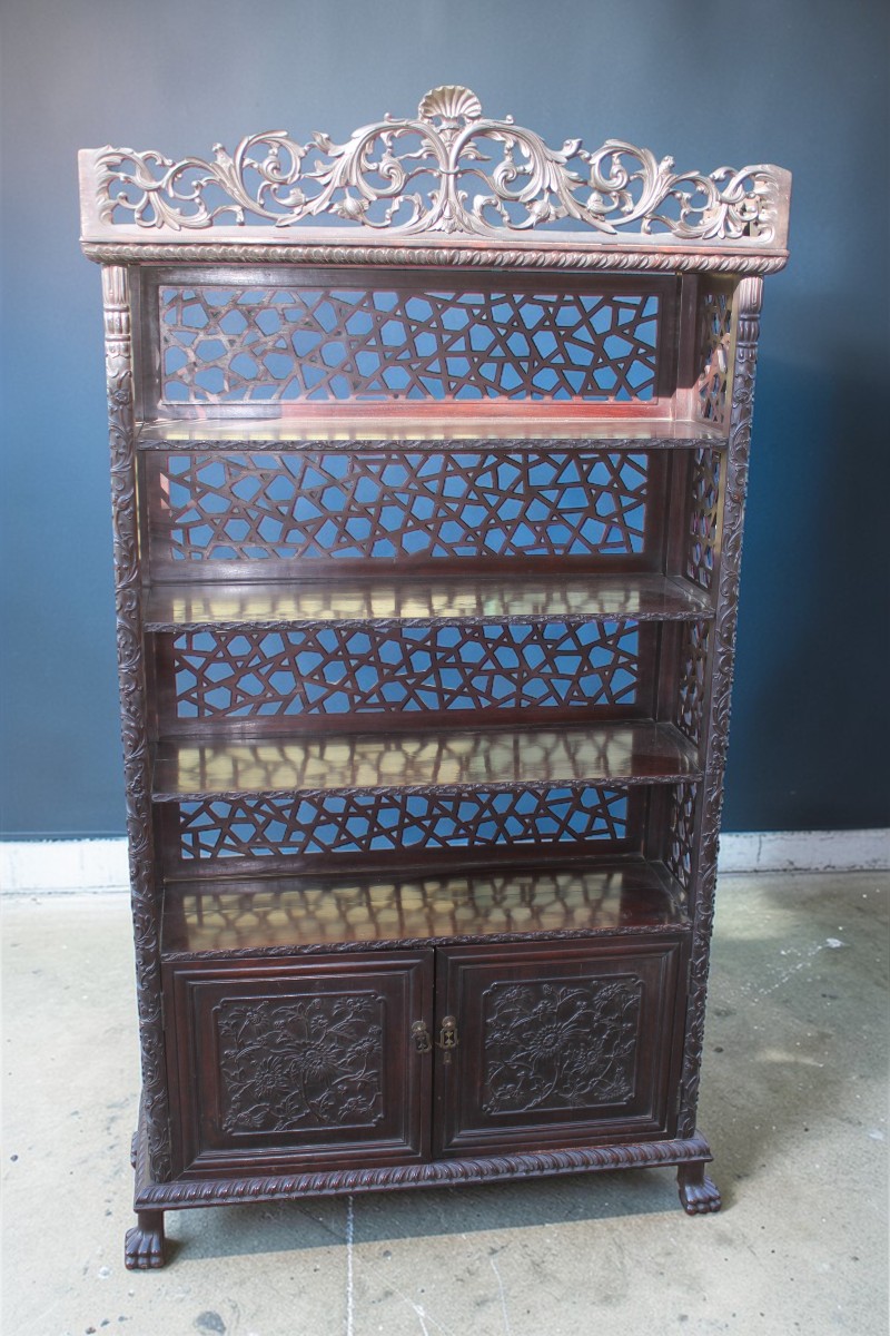 ETAGERE CINESE IN LEGNO DURO INTAGLIATO, DINASTIA QING, XIX SECOLO.