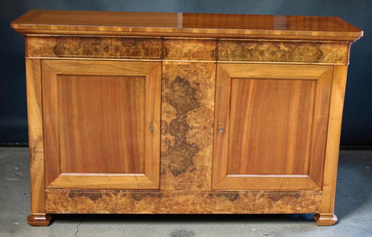 GRANDE CREDENZA CAPPUCCINA DI EPOCA  CARLO X (1830 CIRCA), IN NOCE E RADICA, XIX SECOLO.