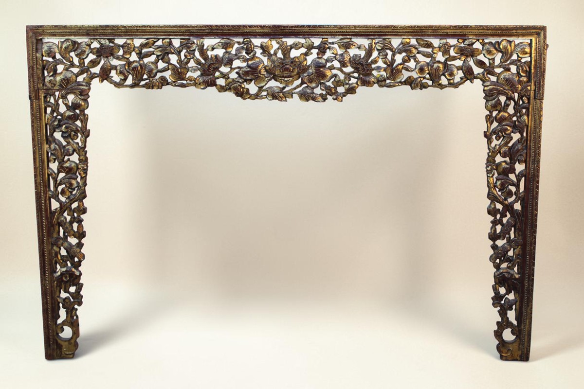 Riquadro in legno intagliato e dorato, Cina XIX secolo.