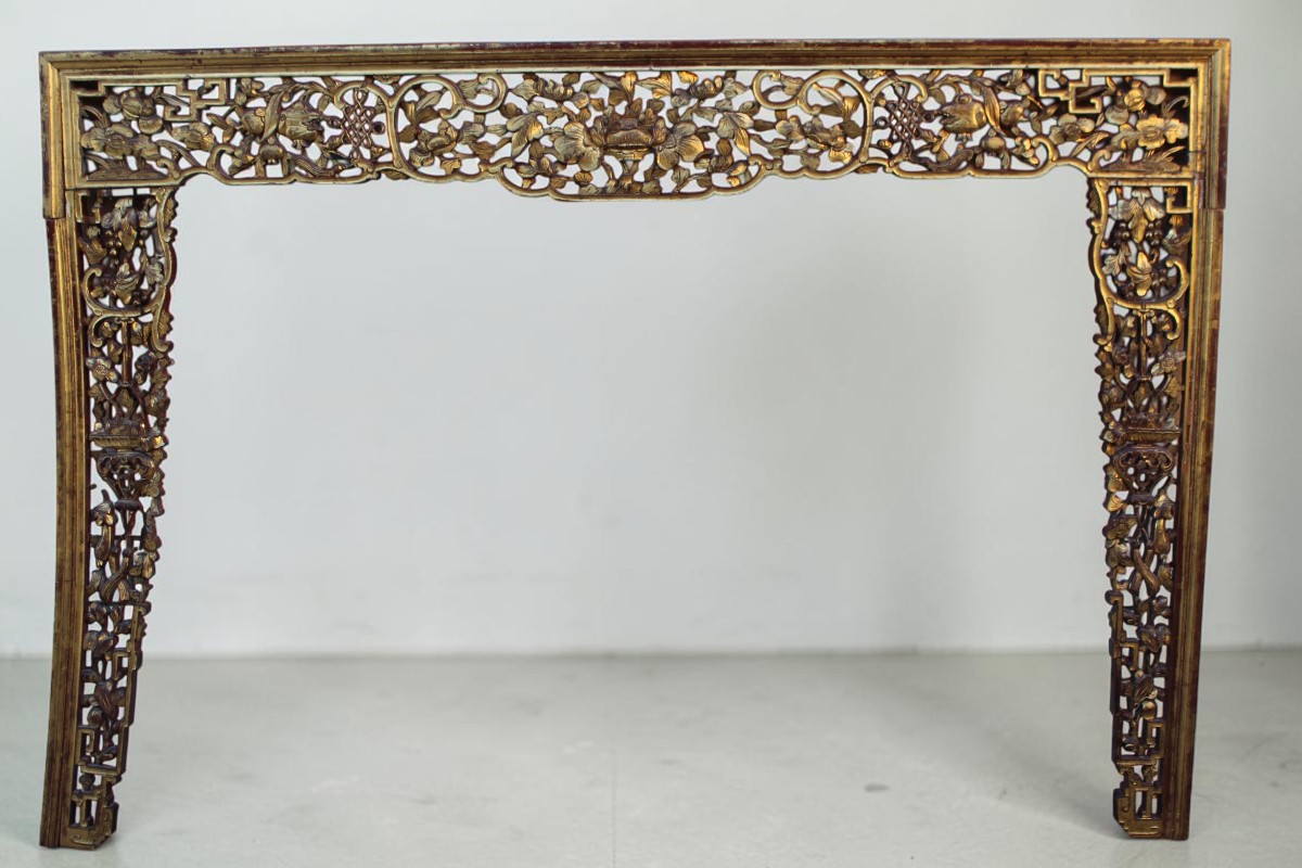 Riquadro in legno intagliato e dorato, Cina XIX secolo.