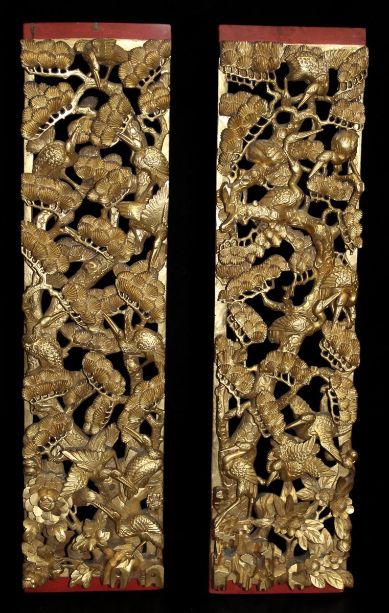 COPPIA DI PANNELLI CINESI IN LEGNO INTAGLIATO E DORATO, CINA 1920-1930.