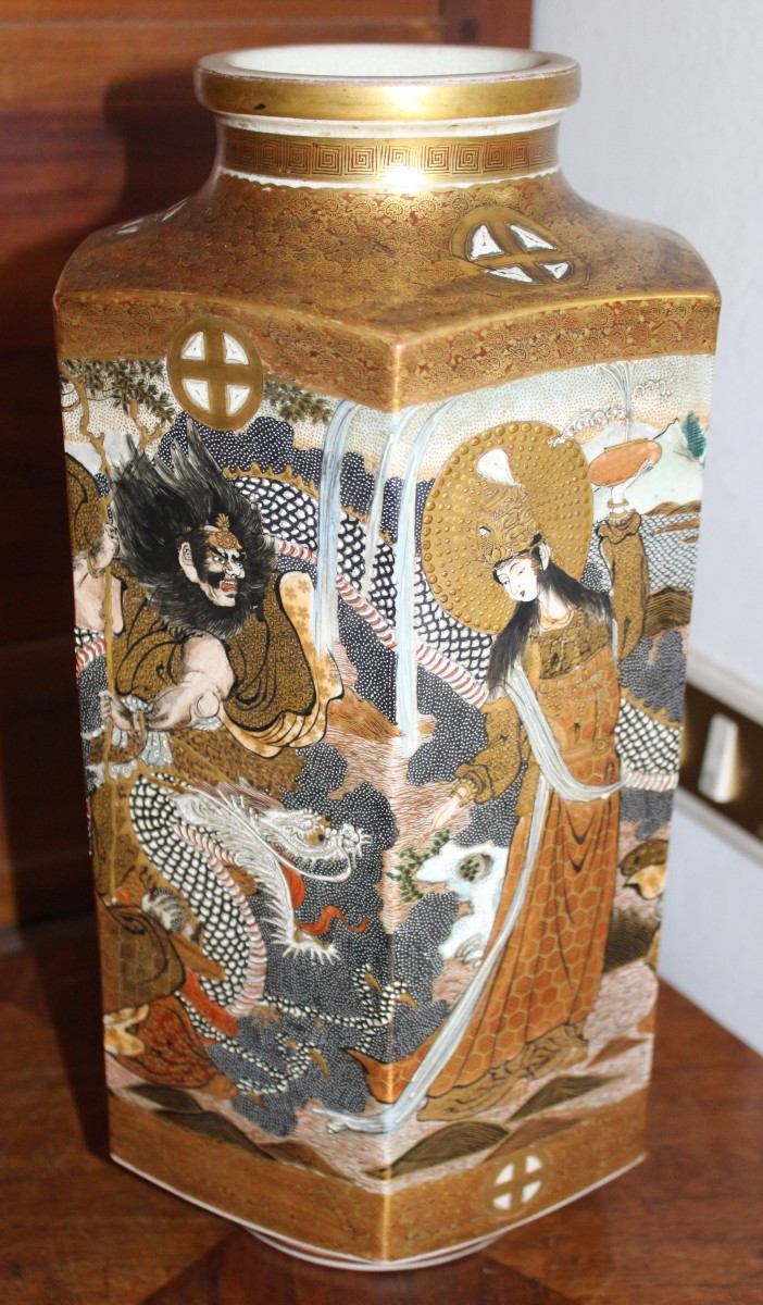 VASO GIAPPONESE SATSUMA ESAGONALE, MEIJI PERIODO, FINE DEL XIX SECOLO.