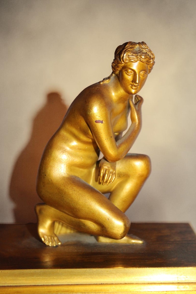 Pendola di epoca Restaurazione in bronzo dorato, Venere al bagno, 1830 circa.-photo-3