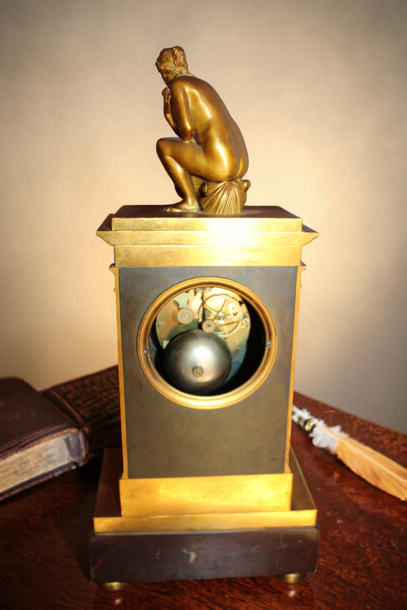 Pendola di epoca Restaurazione in bronzo dorato, Venere al bagno, 1830 circa.-photo-2