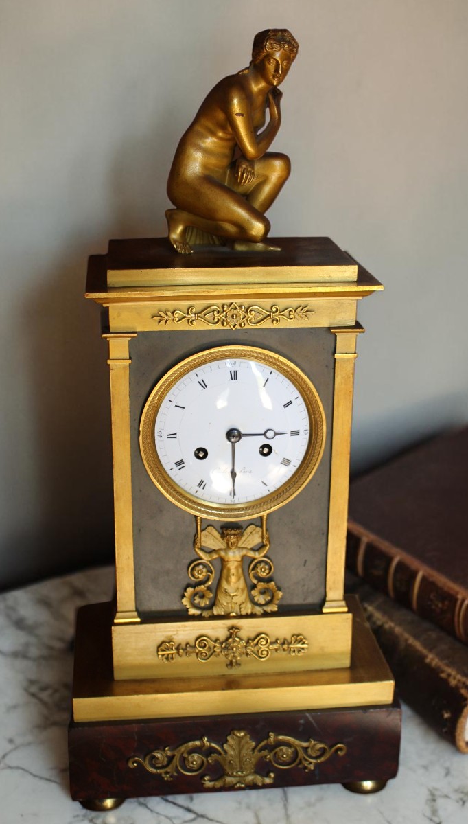 Pendola di epoca Restaurazione in bronzo dorato, Venere al bagno, 1830 circa.