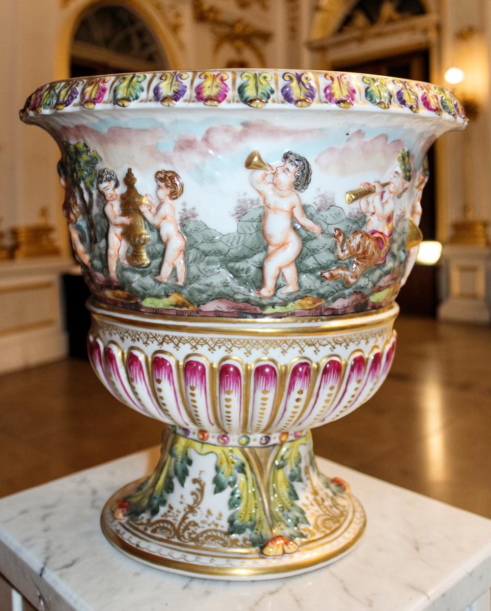 VASO A CRATERE IN PORCELLANA CAPODIMONTE, ITALIA, FINE DEL XIX SECOLO.