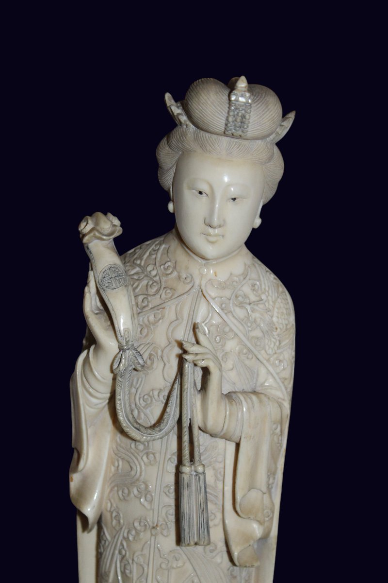 Scultura in avorio raffigurante una dama imperiale, Cina 1920 circa.