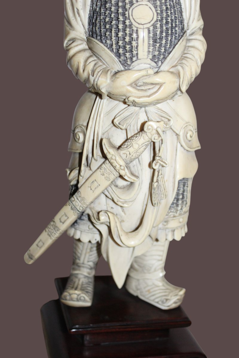 Scultura cinese in avorio raffigurante un guerriero, Cina 1920 circa.-photo-3