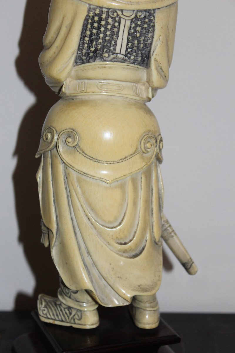 Scultura cinese in avorio raffigurante un guerriero, Cina 1920 circa.-photo-4
