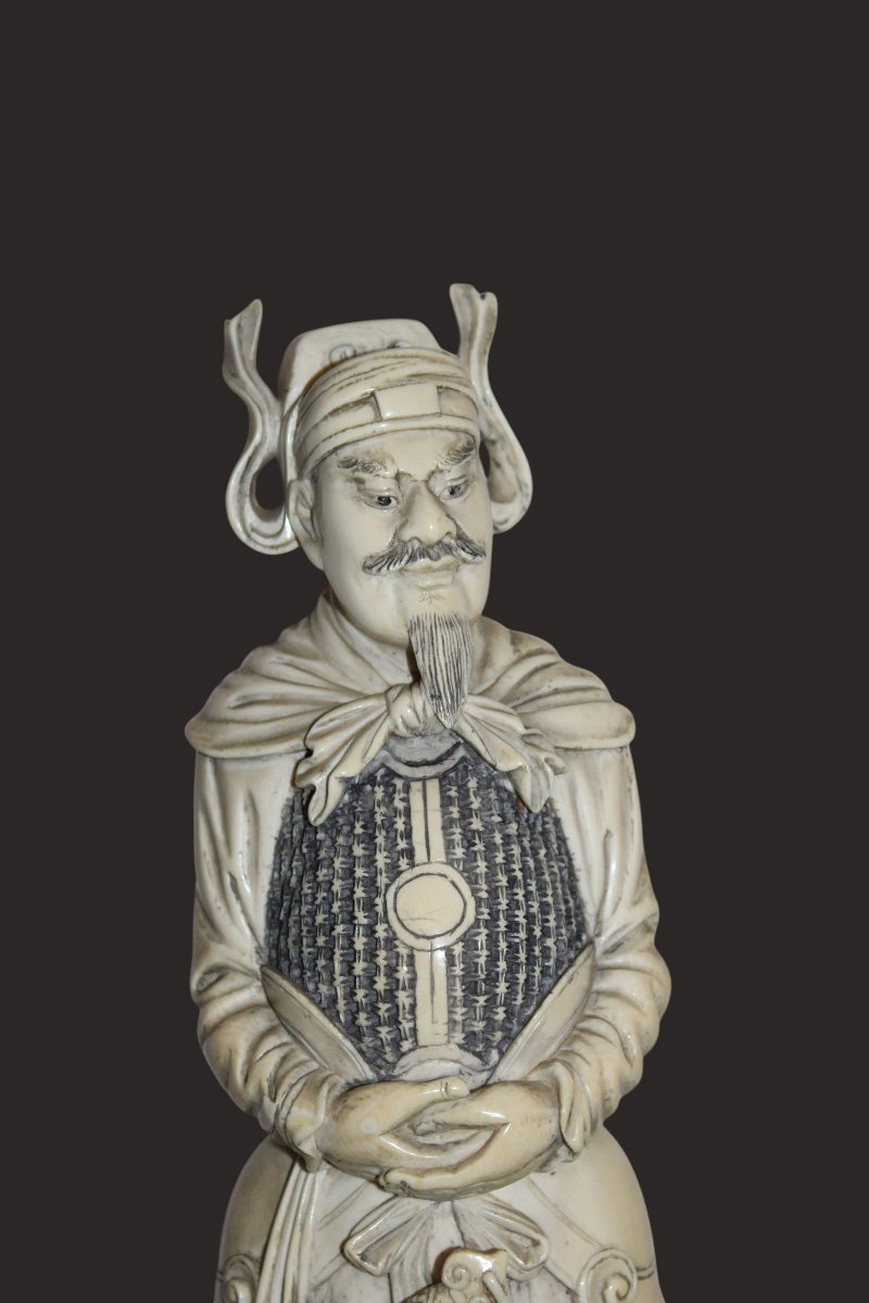 Scultura cinese in avorio raffigurante un guerriero, Cina 1920 circa.-photo-1