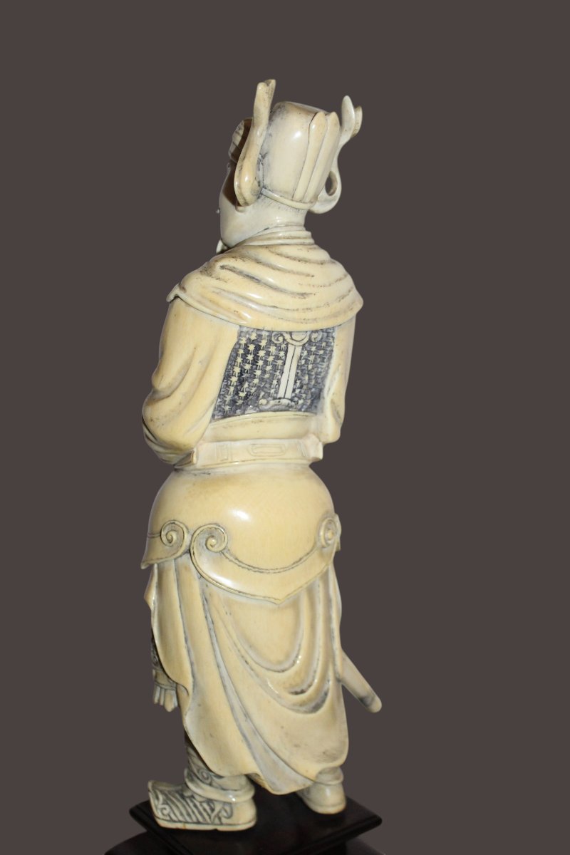 Scultura cinese in avorio raffigurante un guerriero, Cina 1920 circa.-photo-2