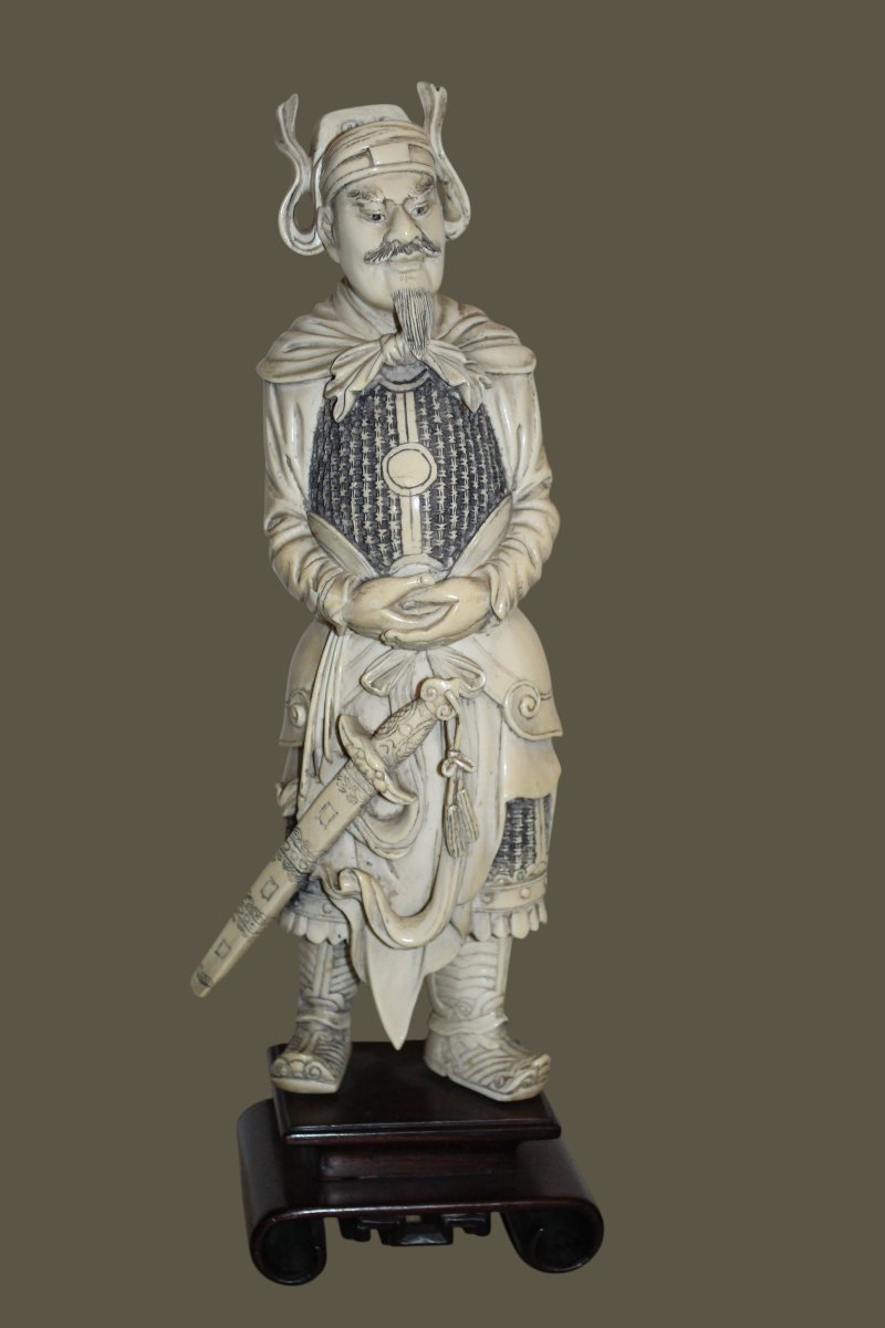 Scultura cinese in avorio raffigurante un guerriero, Cina 1920 circa.