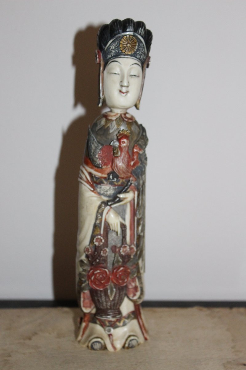 Scultura in avorio policroma raffigurante una Guanyin, Cina fine XIX secolo.