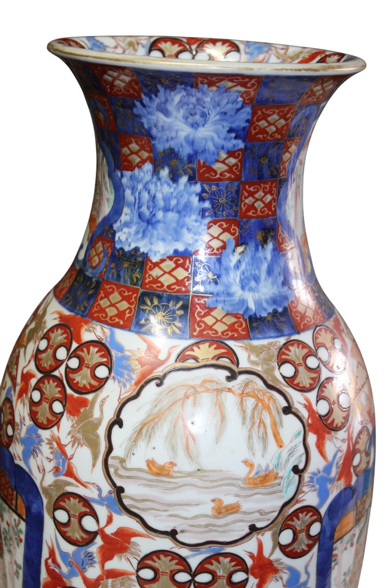 COPPIA DI GRANDI VASI GIAPPONESI A DECORO IMARI, MEIJI PERIODO, FINE XIX SECOLO.-photo-1