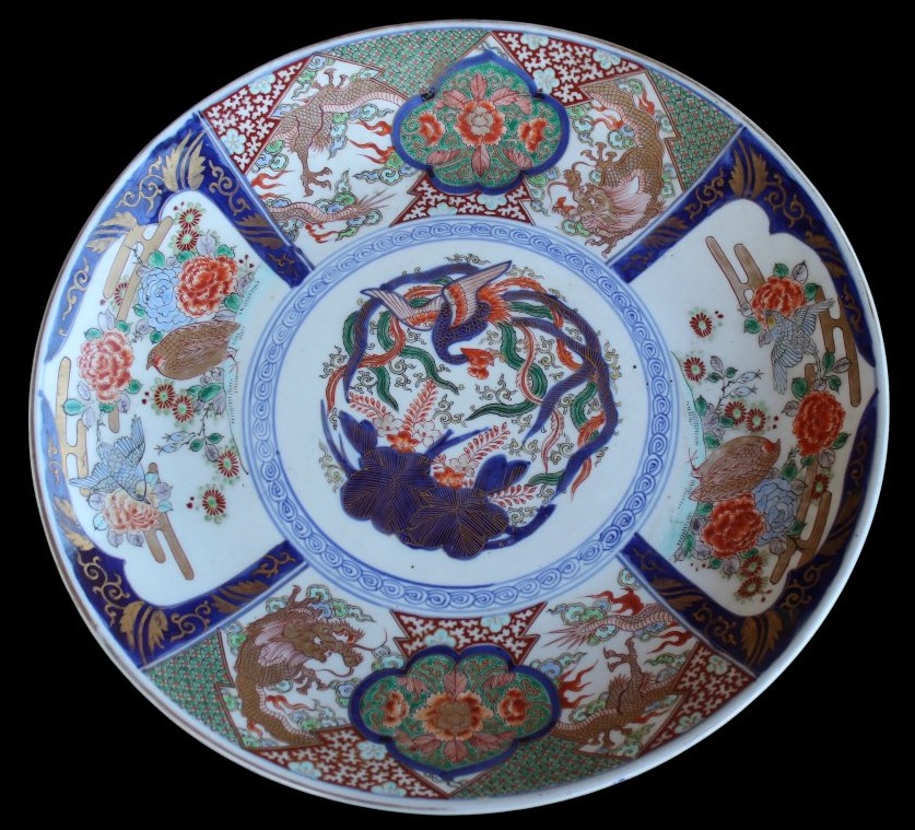 GRANDE PIATTO IN PORCELLANA GIAPPONESE IMARI, MEIJI PERIODO, FINE XIX SECOLO.