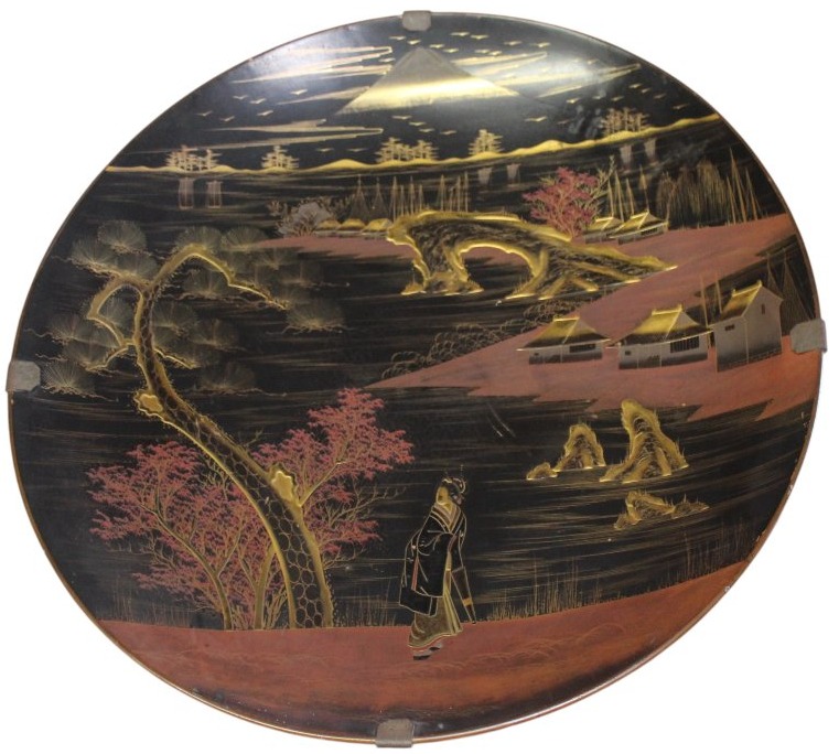 GRANDE PIATTO IN PORCELLANA LACCATA GIAPPONESE, MEIJI PERIODO, XIX SECOLO.