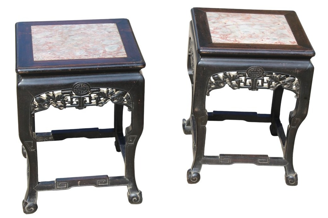 COPPIA DI ATVOLINI BASSI ORIENTALI IN LEGNO ESOTICO INTAGLIATO, 1900 CIRCA.